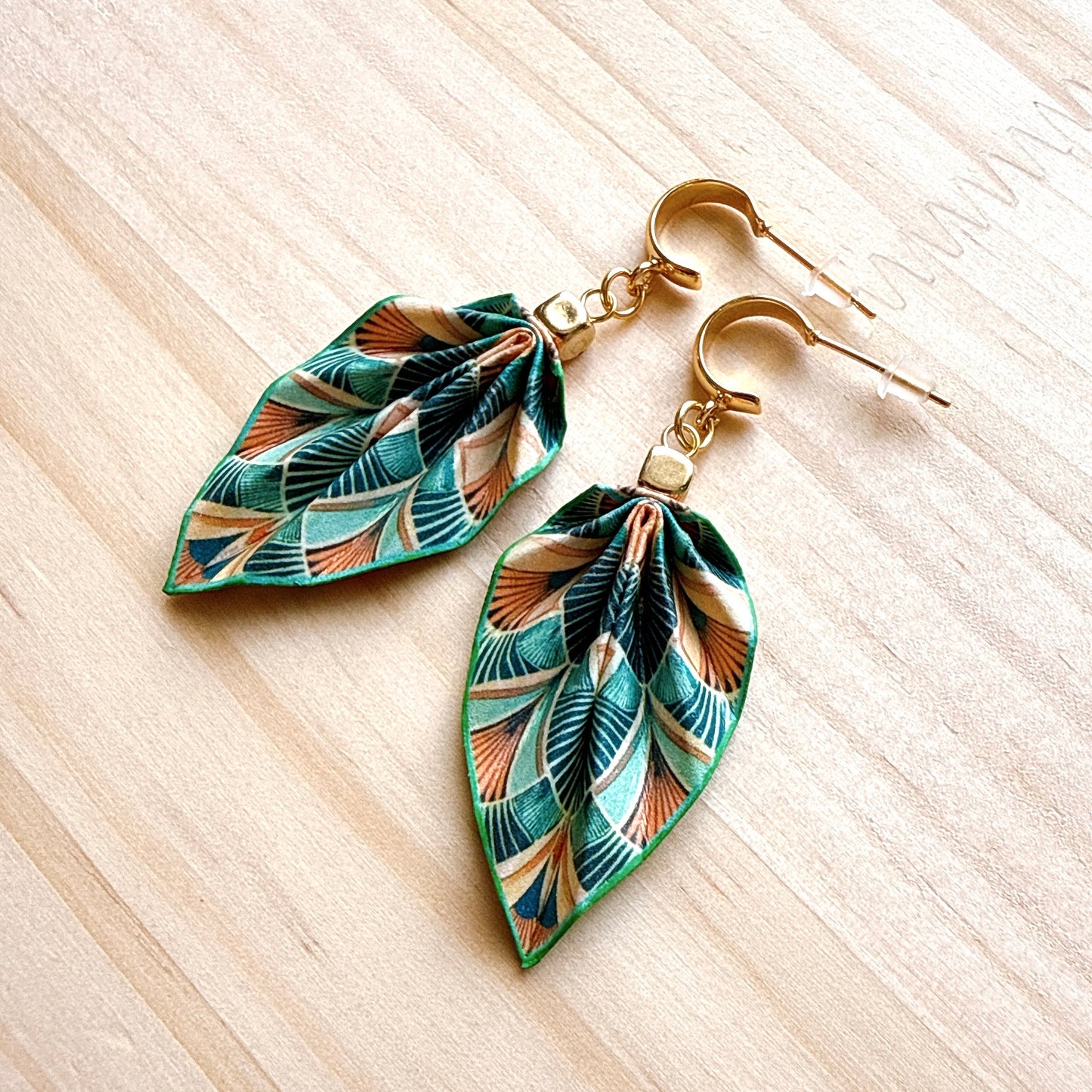 Origami-Ohrringe in Form von Herbstlaub: Handgefertigter Papierschmuck