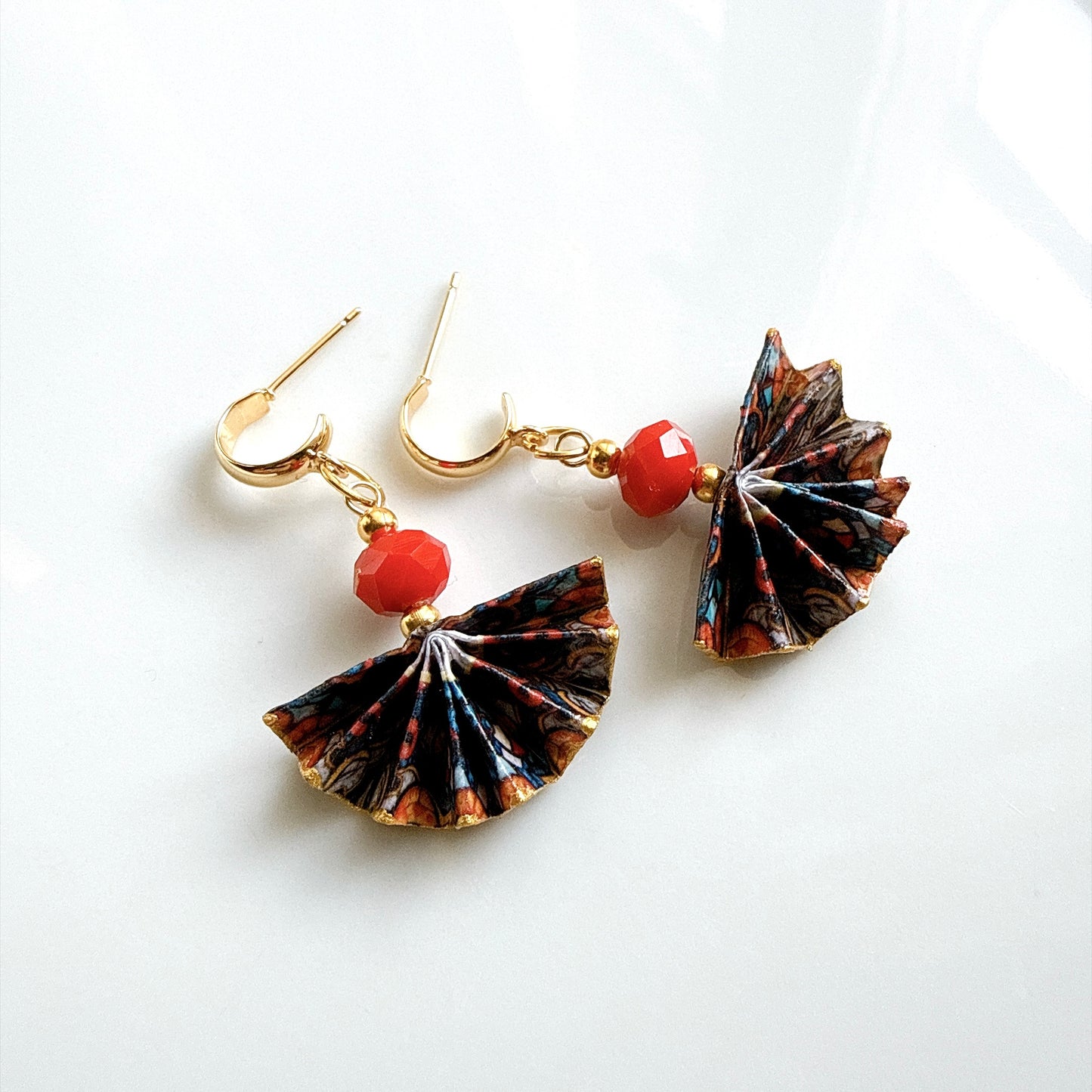 Origami-Ohrringe in Form von Herbstlaub: Handgefertigter Papierschmuck