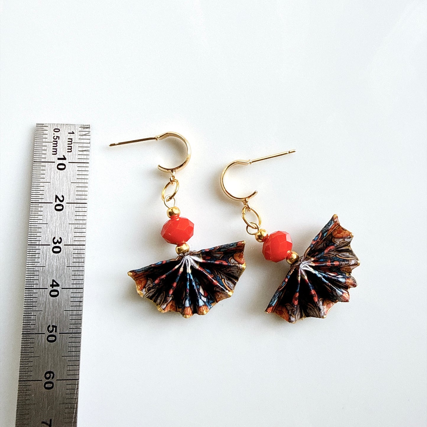 Origami-Ohrringe in Form von Herbstlaub: Handgefertigter Papierschmuck