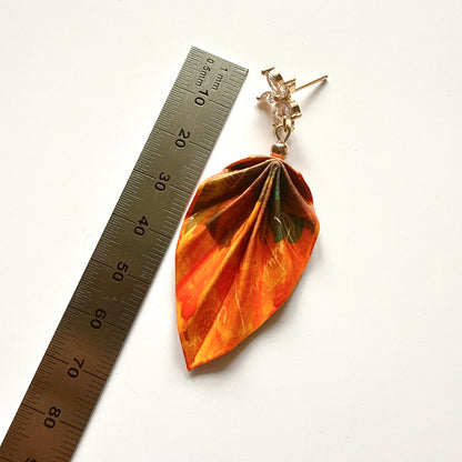 Origami-Ohrringe in Form von Herbstlaub: Handgefertigter Papierschmuck