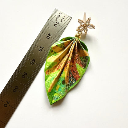 Origami-Ohrringe in Form von Herbstlaub: Handgefertigter Papierschmuck