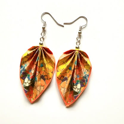 Origami-Ohrringe in Form von Herbstlaub: Handgefertigter Papierschmuck