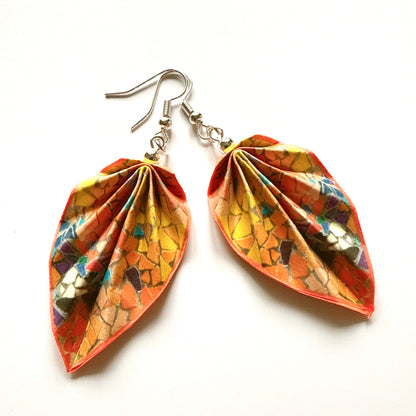 Origami-Ohrringe in Form von Herbstlaub: Handgefertigter Papierschmuck