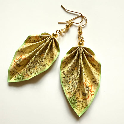 Origami-Ohrringe in Form von Herbstlaub: Handgefertigter Papierschmuck