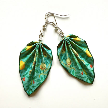 Origami-Ohrringe in Form von Herbstlaub: Handgefertigter Papierschmuck