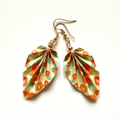 Origami-Ohrringe in Form von Herbstlaub: Handgefertigter Papierschmuck
