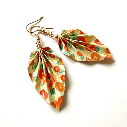 Origami-Ohrringe in Form von Herbstlaub: Handgefertigter Papierschmuck