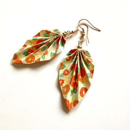Origami-Ohrringe in Form von Herbstlaub: Handgefertigter Papierschmuck