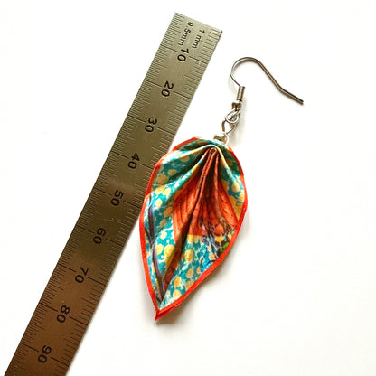 Origami-Ohrringe in Form von Herbstlaub: Handgefertigter Papierschmuck