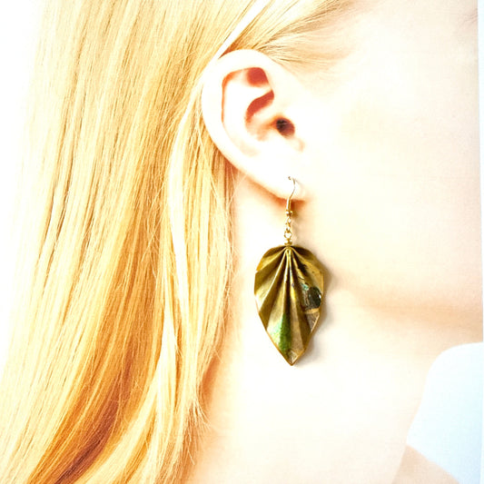 Origami-Ohrringe in Form von Herbstlaub: Handgefertigter Papierschmuck