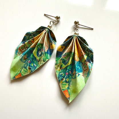 Origami-Ohrringe in Form von Herbstlaub: Handgefertigter Papierschmuck