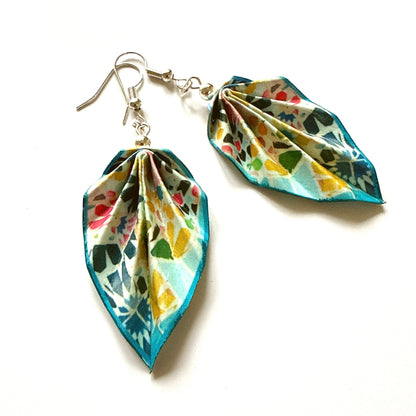 Origami-Ohrringe in Form von Herbstlaub: Handgefertigter Papierschmuck