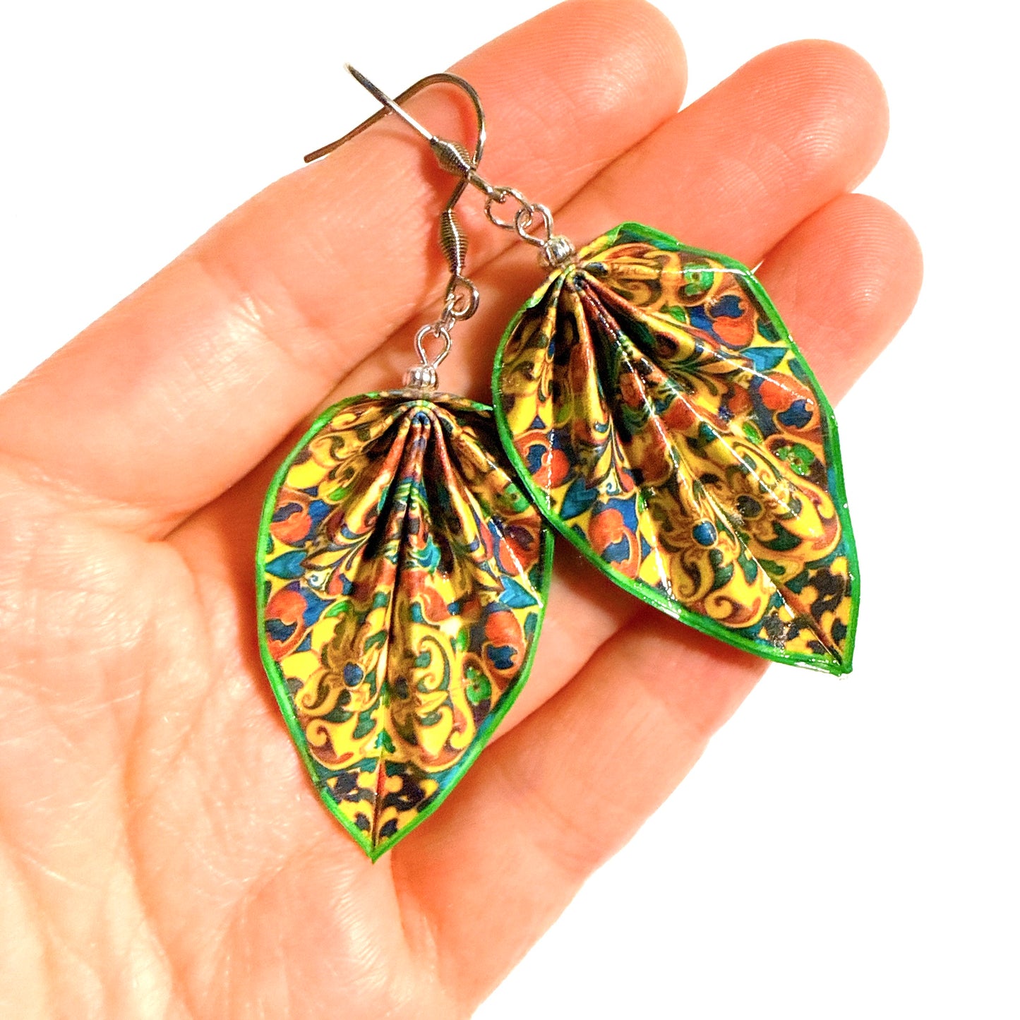 Origami-Ohrringe in Form von Herbstlaub: Handgefertigter Papierschmuck