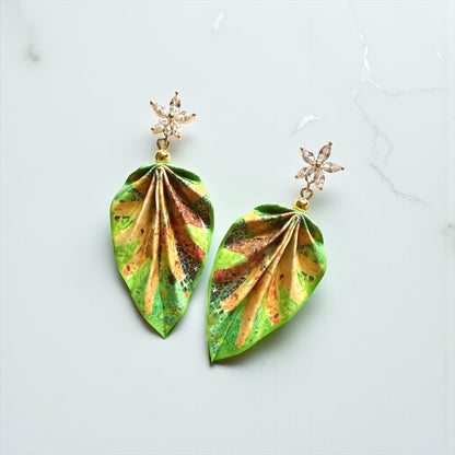 Origami-Ohrringe in Form von Herbstlaub: Handgefertigter Papierschmuck