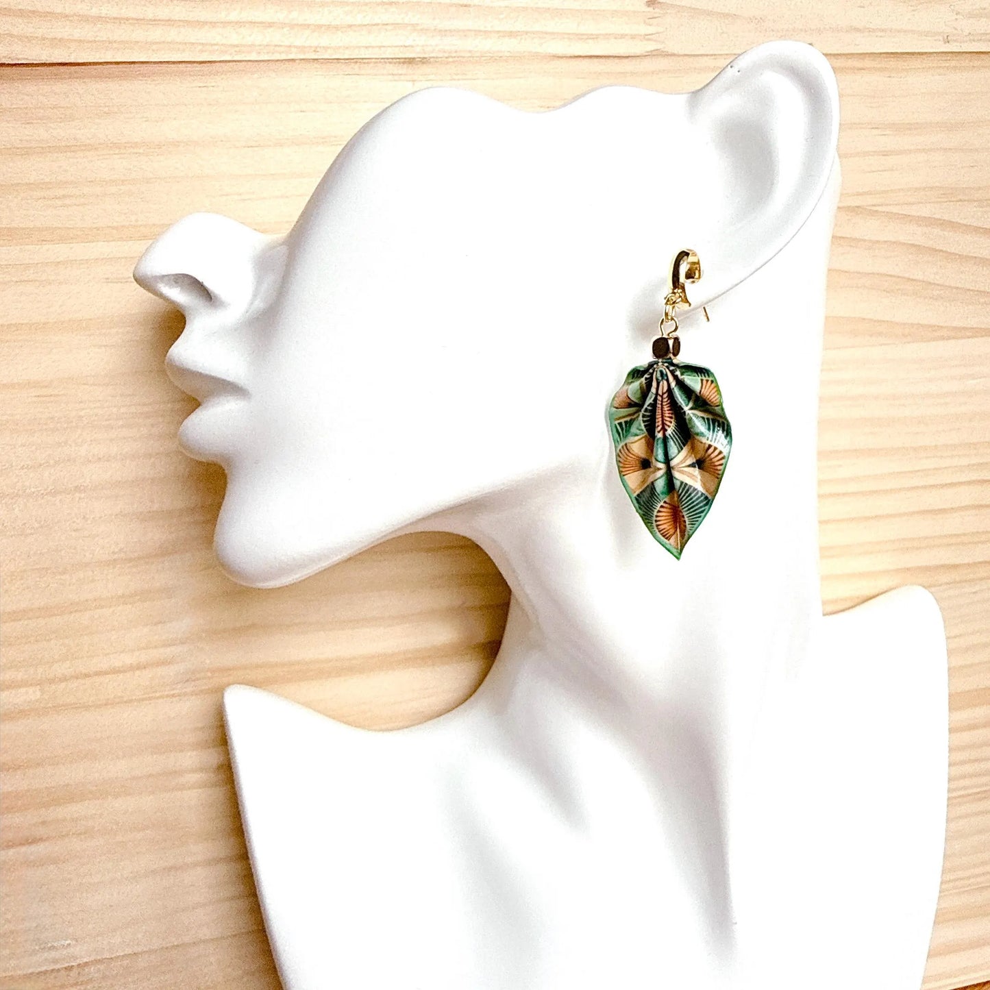 Origami-Ohrringe in Form von Herbstlaub: Handgefertigter Papierschmuck