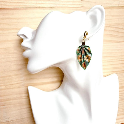 Origami-Ohrringe in Form von Herbstlaub: Handgefertigter Papierschmuck