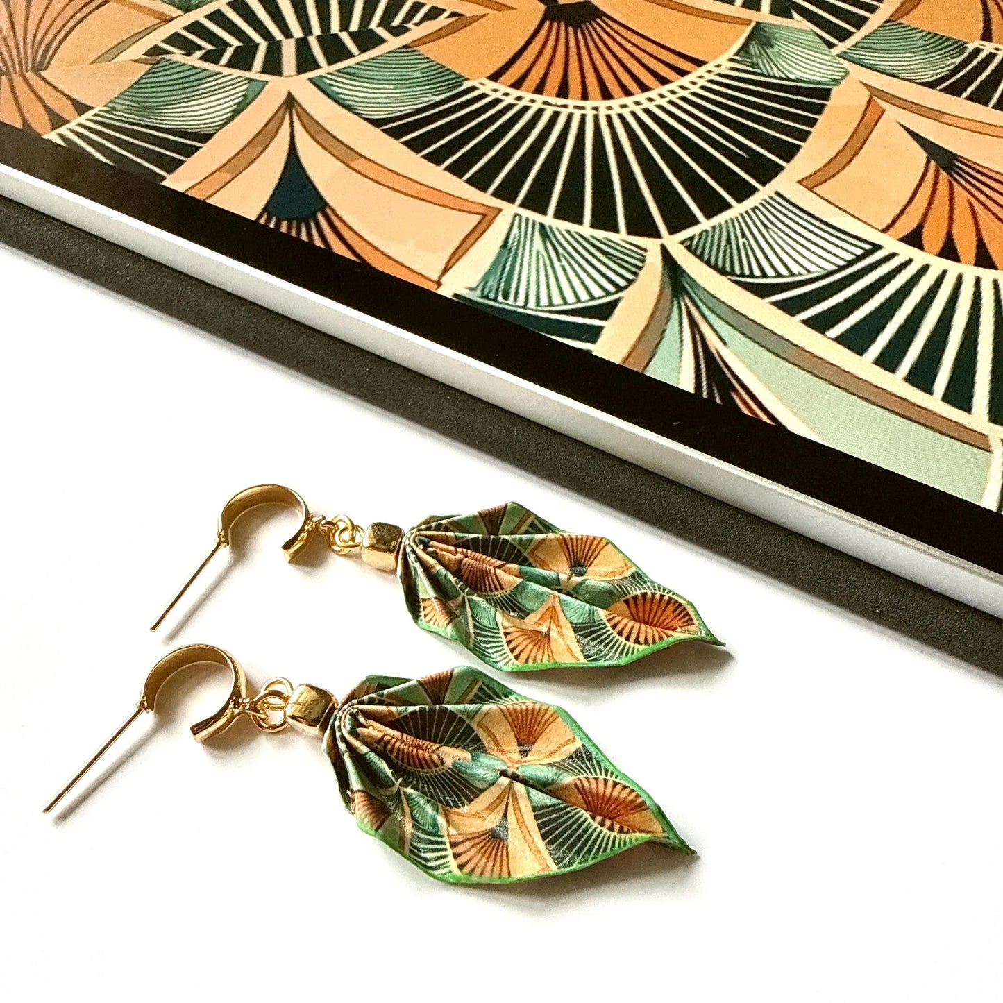 Origami-Ohrringe in Form von Herbstlaub: Handgefertigter Papierschmuck