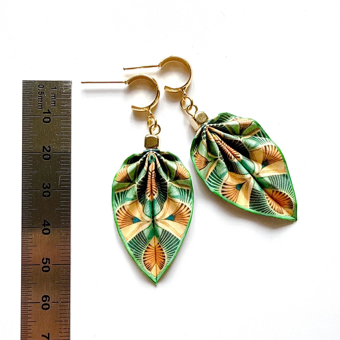 Origami-Ohrringe in Form von Herbstlaub: Handgefertigter Papierschmuck